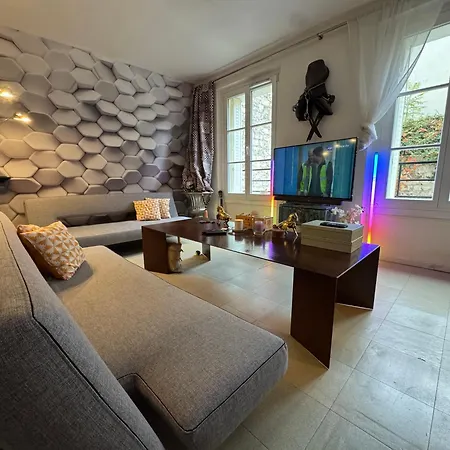 Shared For 4 Male Traveler Under 30s * Paris